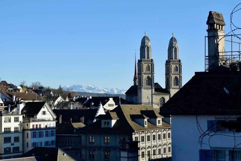 zuerich-schweiz-grossmuenster-evangelisch-lutherisch-geocaching-teamevent-altstadt-berge-teaminprogress