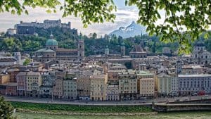 austria salzburg stadtansicht hohensalzburg berge geocaching in salzburg teamevent gps betriebsausflug pixabay