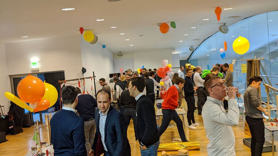 menschenmenge aufgeregt endspurt finale unterhaltung action kettenreaktion accenture teaminprogress 25